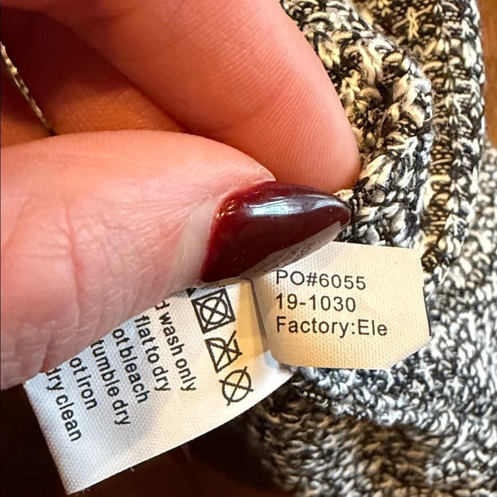 Sholdit Convertible Infinity Scarf Black Speckle Pocket